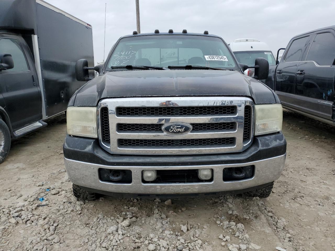 2005 Ford F350 - Image 5