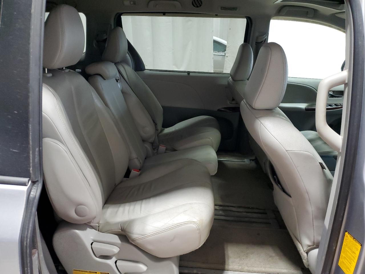 2013 Toyota Sienna - Image 11