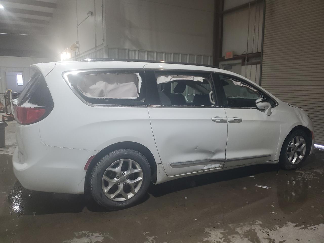2020 Chrysler Pacifica - Image 3