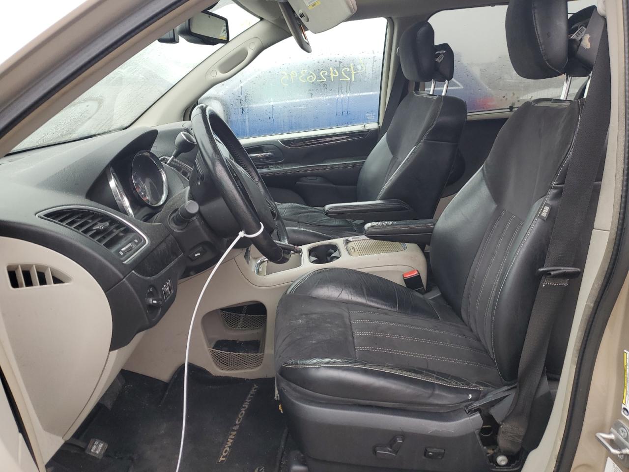 2014 Chrysler Town & Country - Image 7
