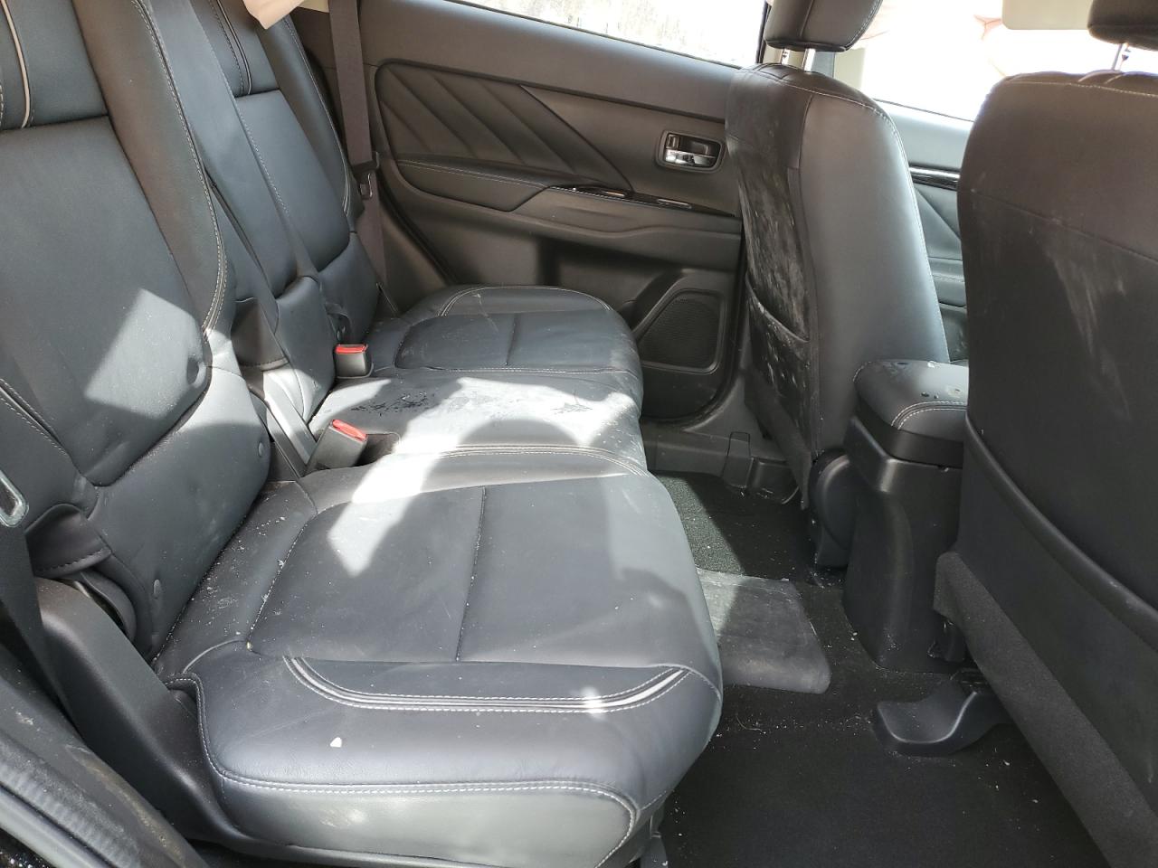 2018 Mitsubishi Outlander - Image 12
