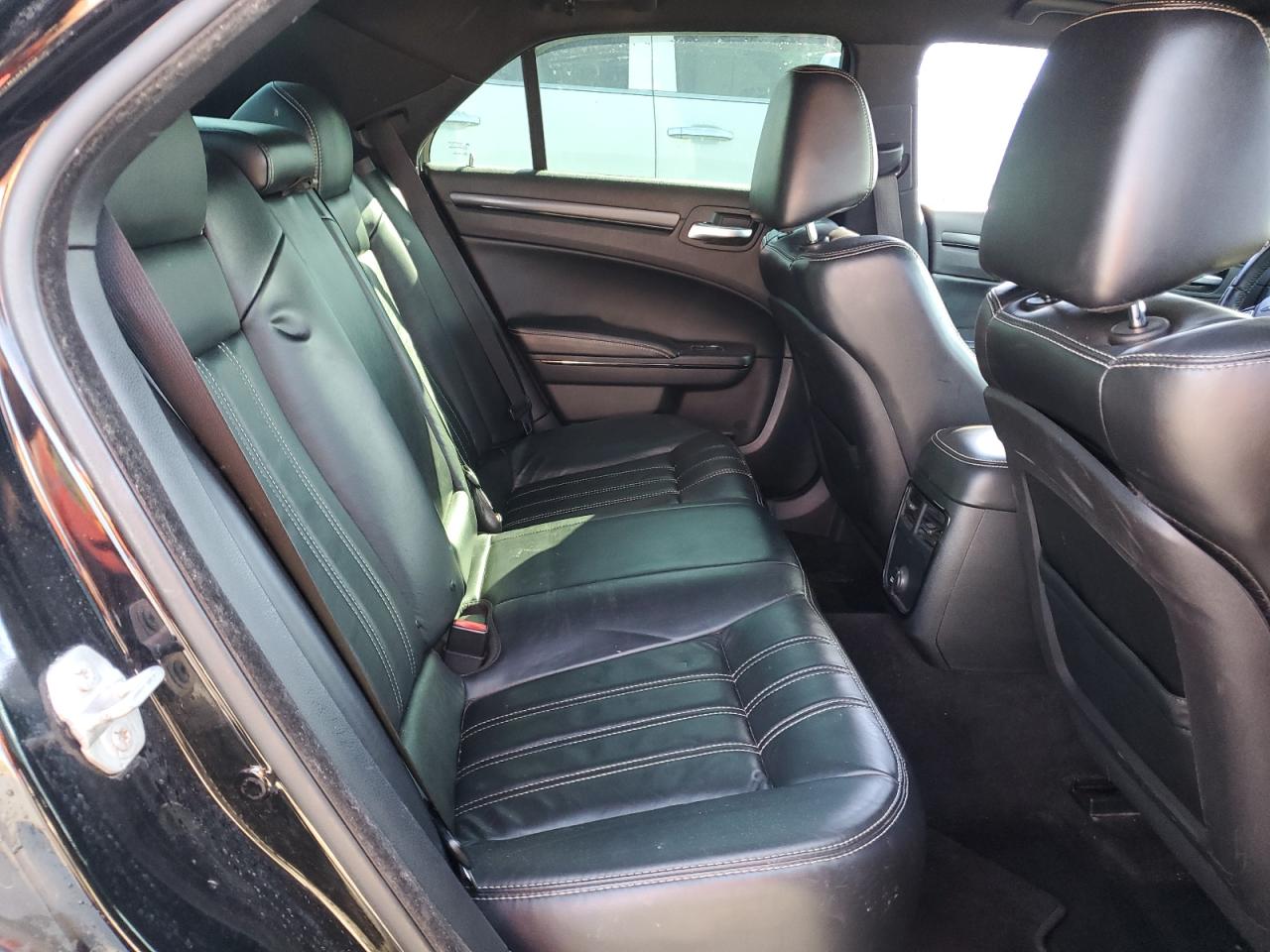 2014 Chrysler 300 - Image 10