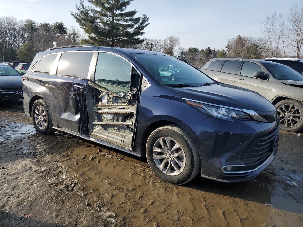 2021 Toyota Sienna - Image 4