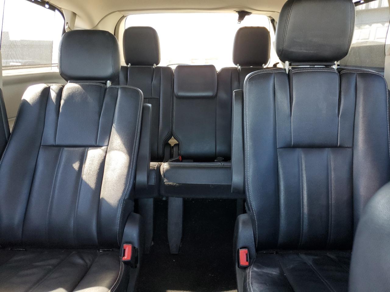 2015 Chrysler Town & Country - Image 10