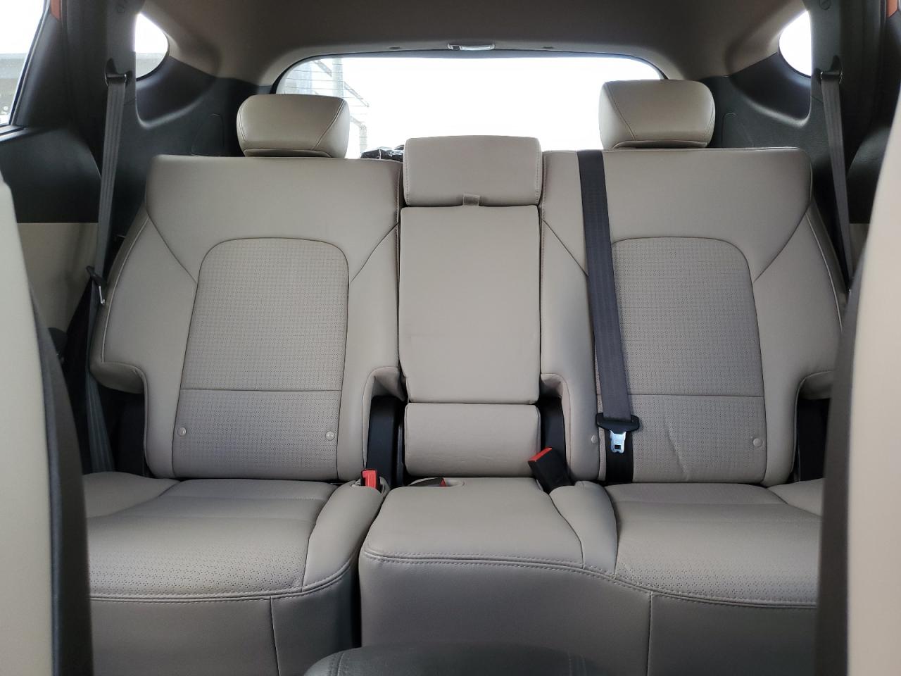 2016 Hyundai Santa Fe - Image 10