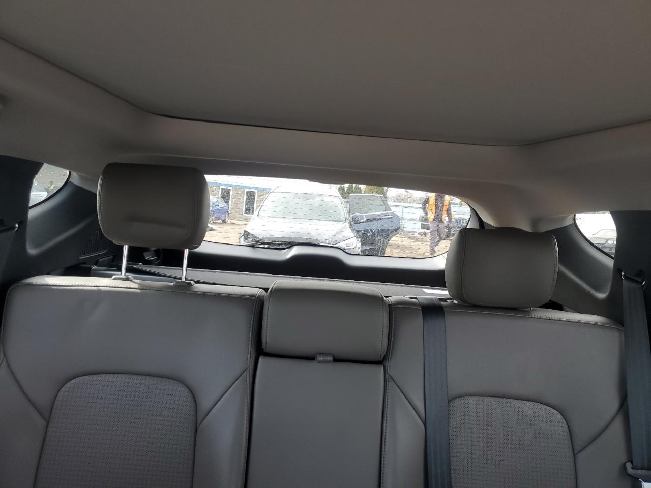 2015 Hyundai Santa Fe - Image 10