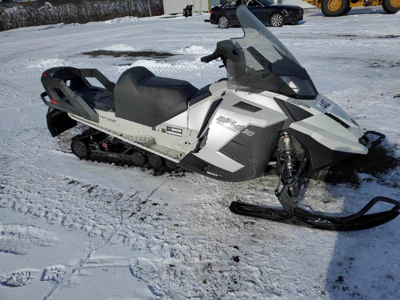 2014 Skidoo Grand Tour na sprzedaż w Montreal-est, QC - Front End