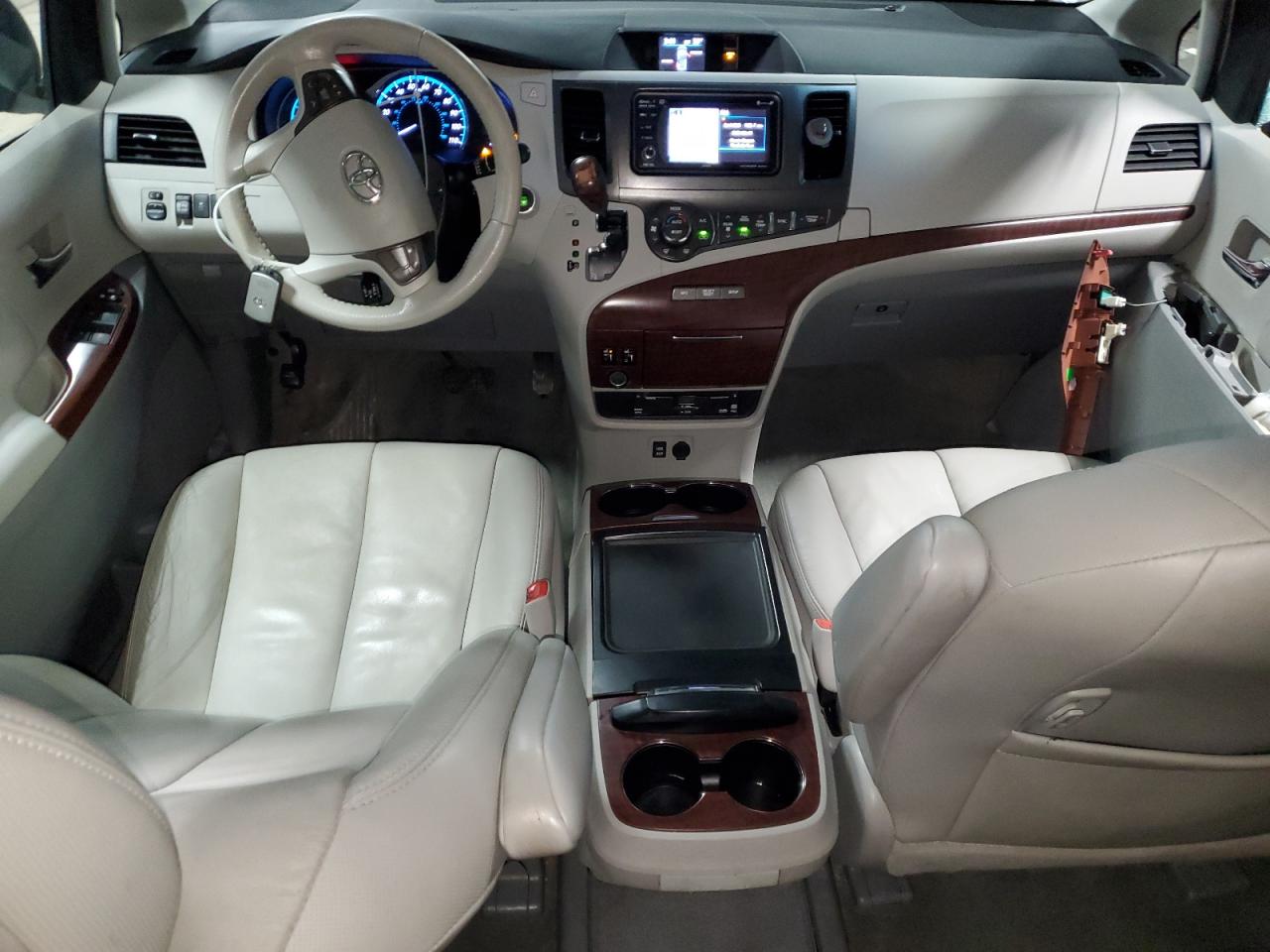 2013 Toyota Sienna - Image 8