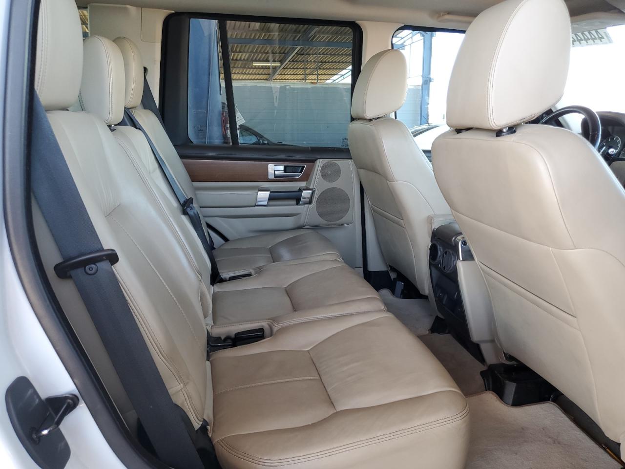 2016 Land Rover LR4 - Image 11