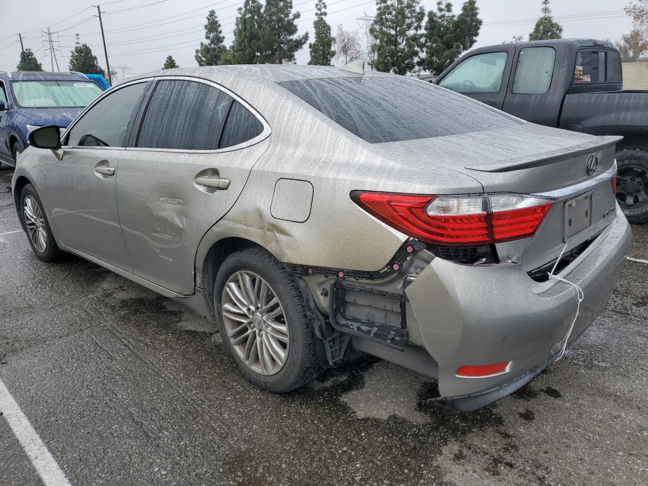 2015 Lexus ES - Image 2