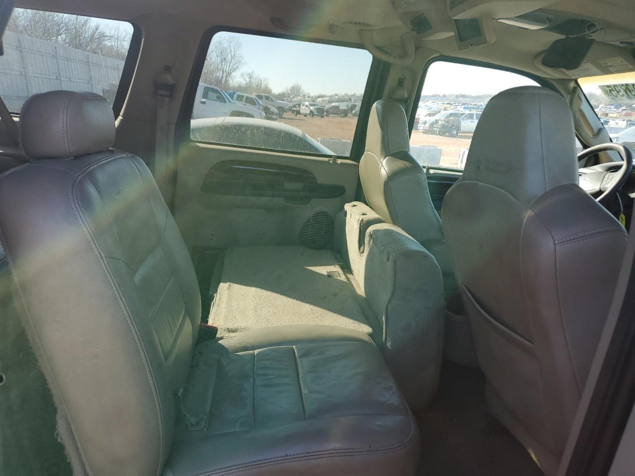 2005 Ford Excursion - Image 11