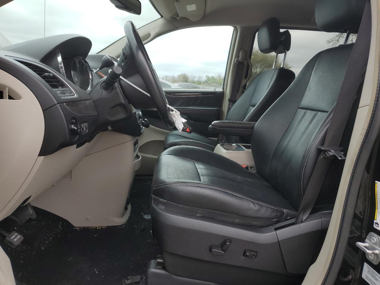2016 Chrysler Town & Country - Image 7