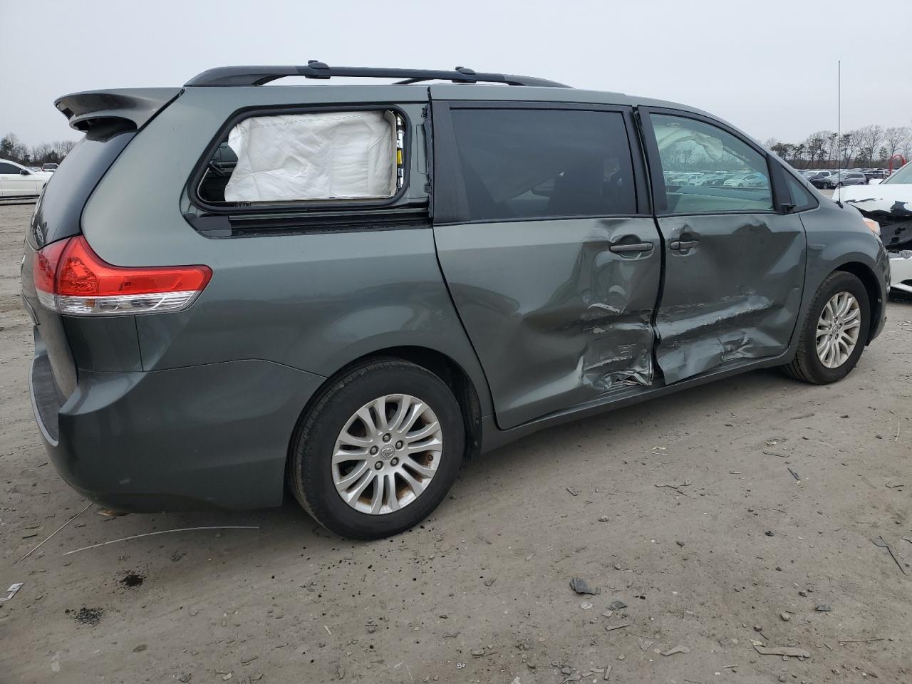 2014 Toyota Sienna - Image 3