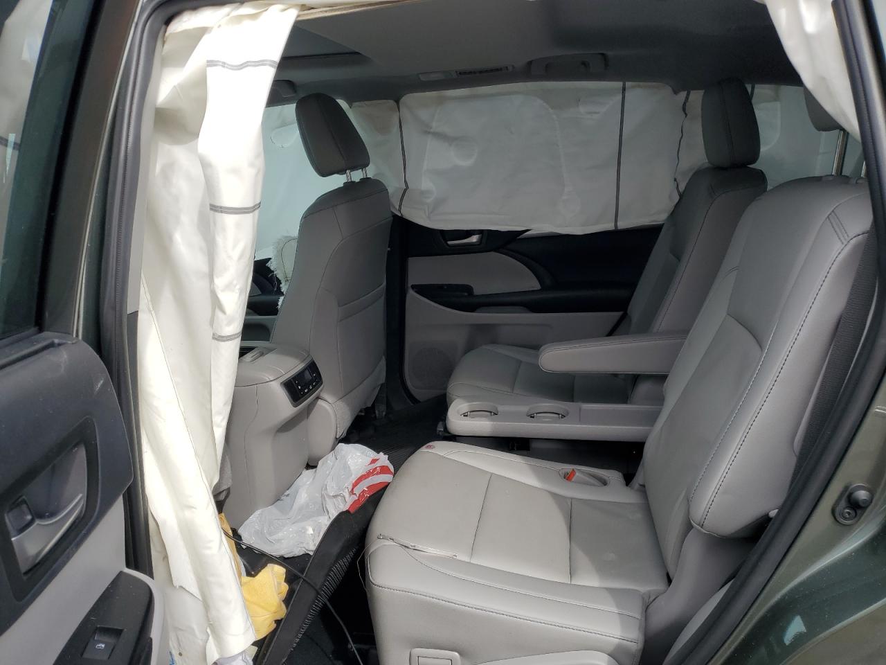 2019 Toyota Highlander - Image 10
