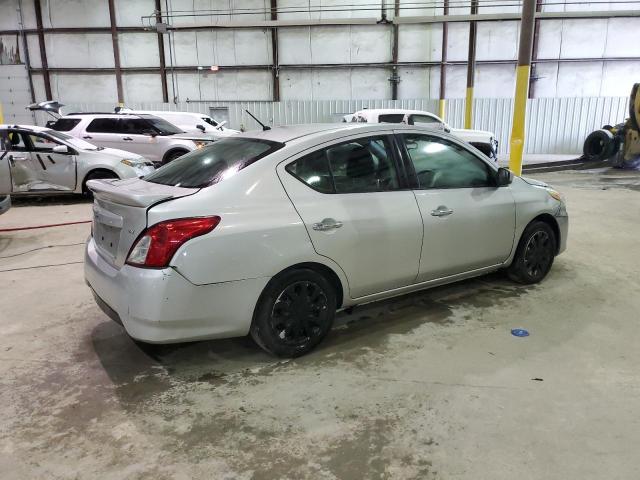  NISSAN VERSA 2018 Srebrny