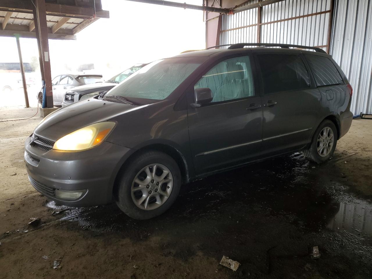 2004 Toyota Sienna - Image 1