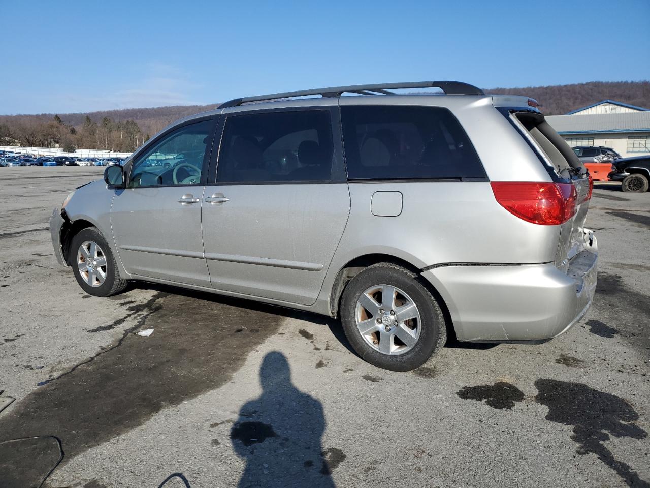 2010 Toyota Sienna - Image 2