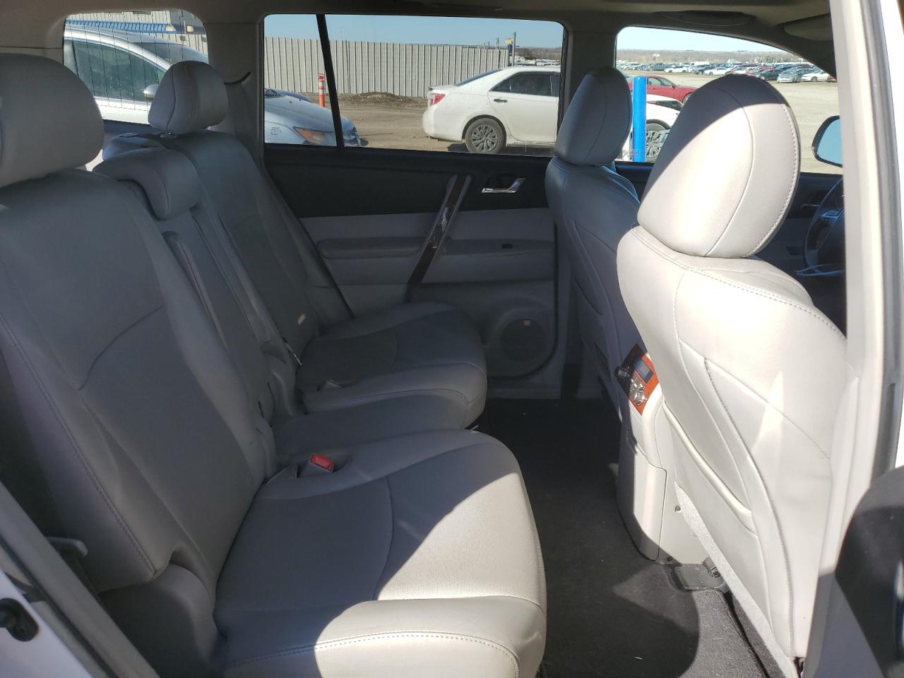 2012 Toyota Highlander - Image 11