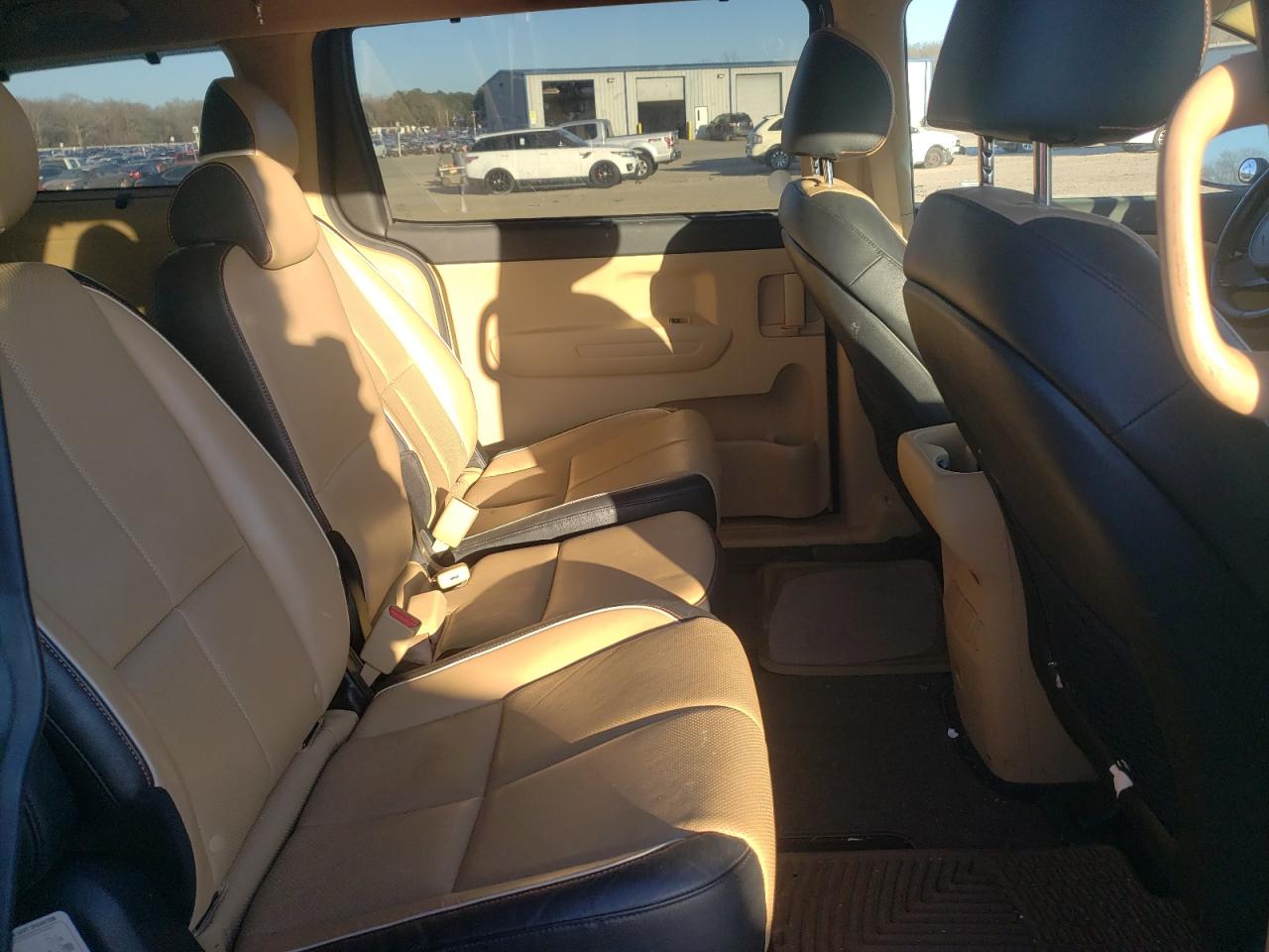 2017 Kia Sedona - Image 11