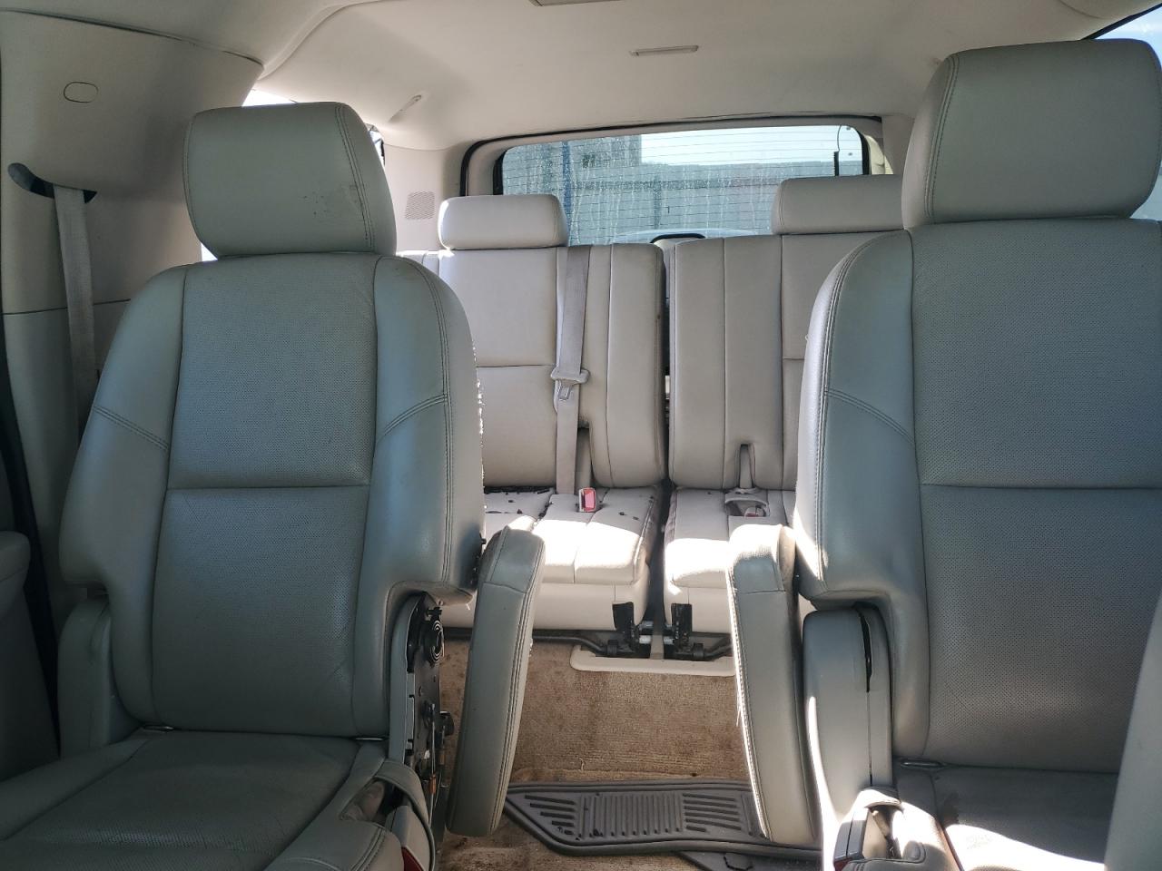 2011 Chevrolet Suburban - Image 10