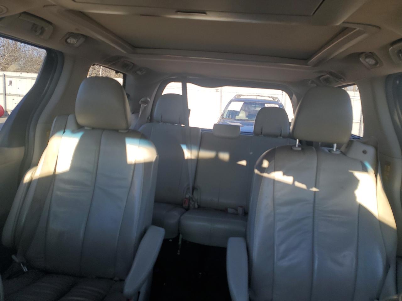 2014 Toyota Sienna - Image 10