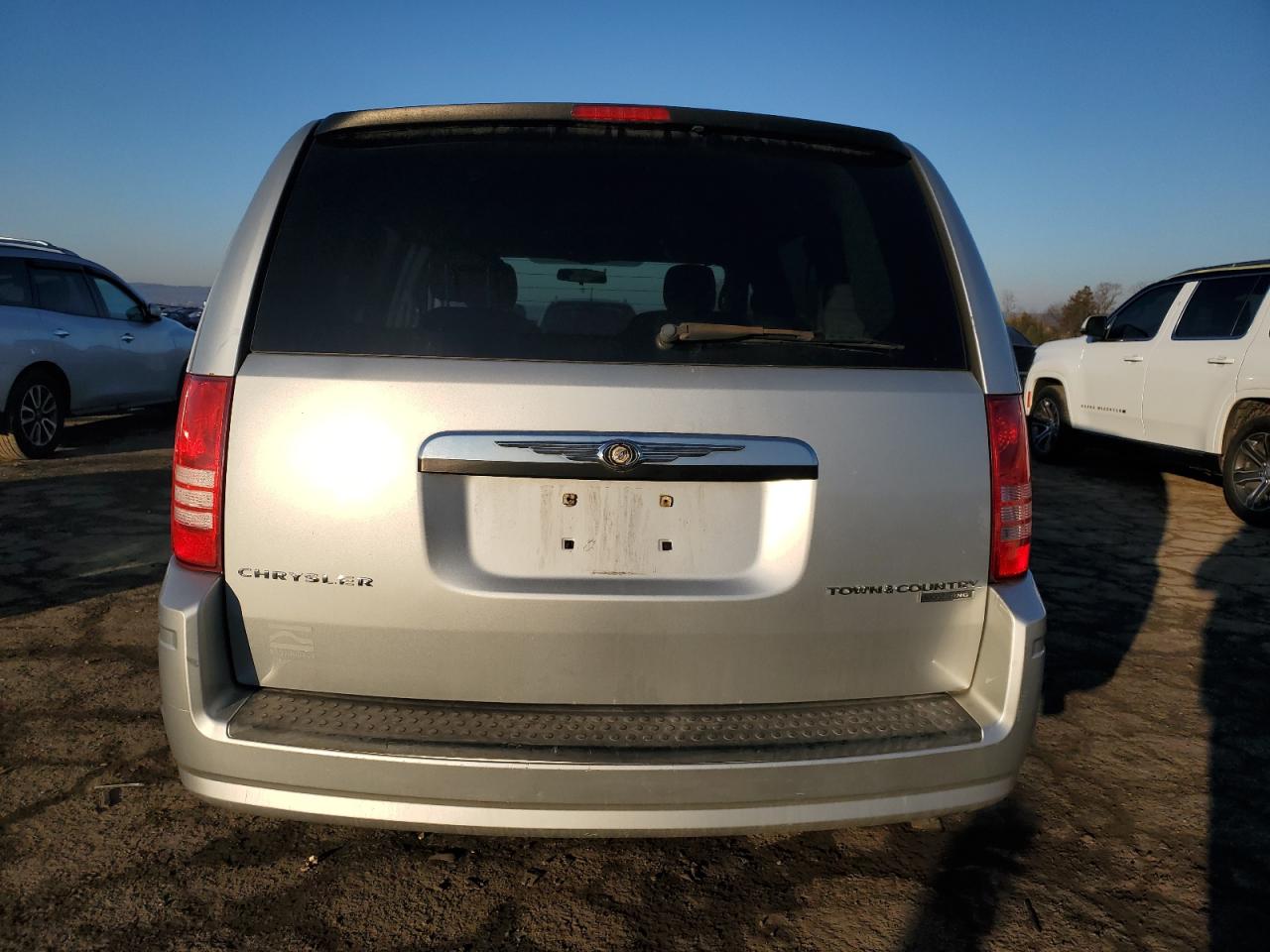 2010 Chrysler Town & Country - Image 6