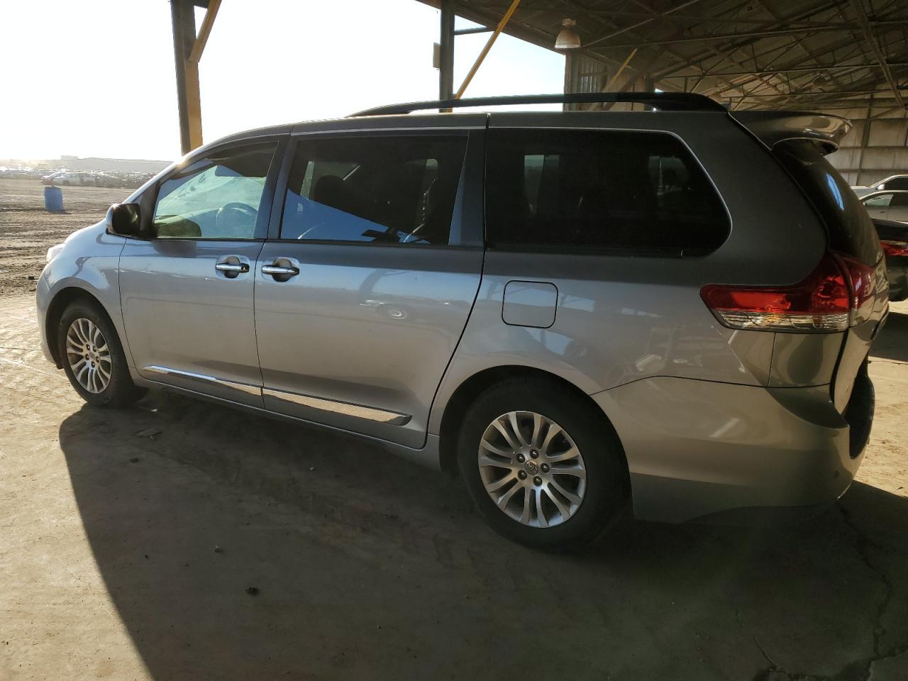2012 Toyota Sienna - Image 2