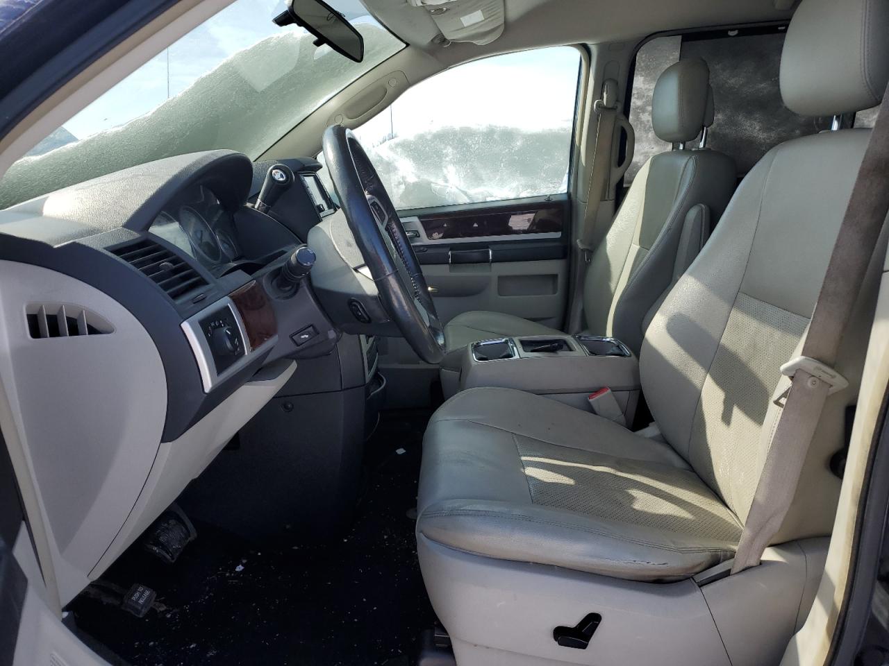 2010 Chrysler Town & Country - Image 7