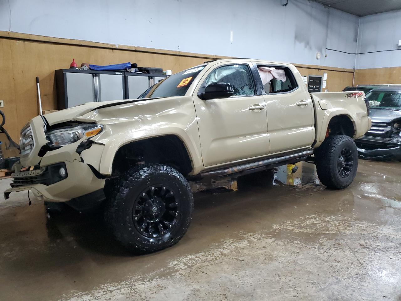 2016 Toyota Tacoma Double Cab للبيع في Kincheloe، MI - Front End