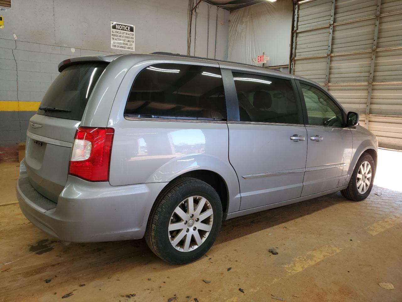 2016 Chrysler Town & Country - Image 3