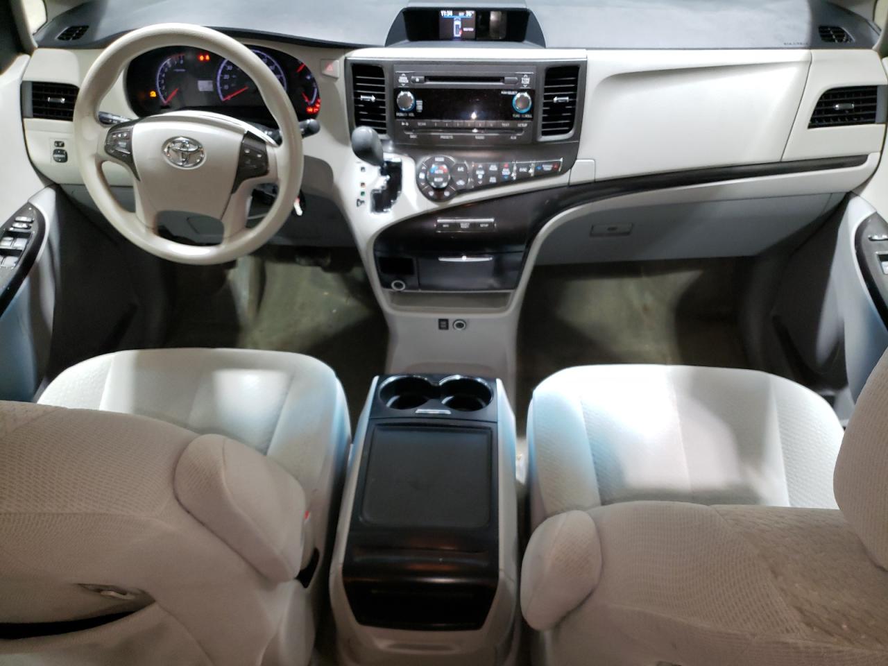 2014 Toyota Sienna - Image 8