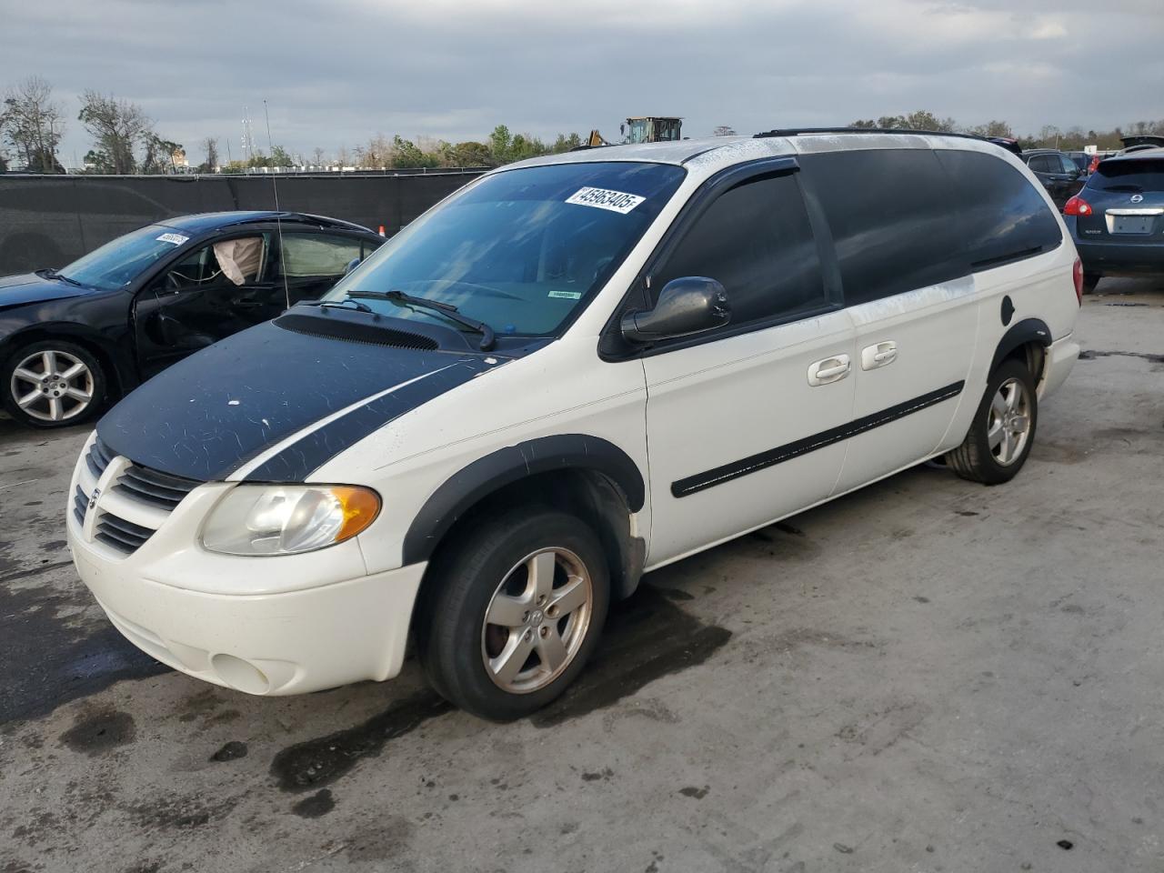 2005 Dodge Caravan - Image 1