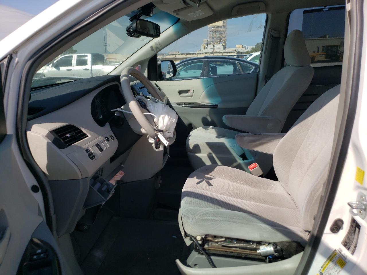 2011 Toyota Sienna - Image 7