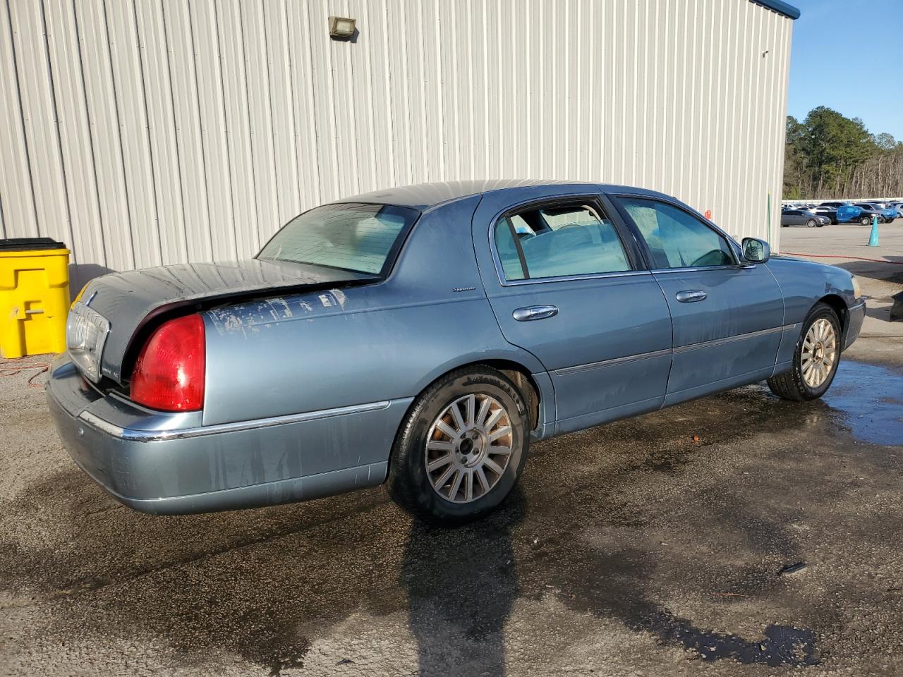 2004 Lincoln Town Car - Image 3