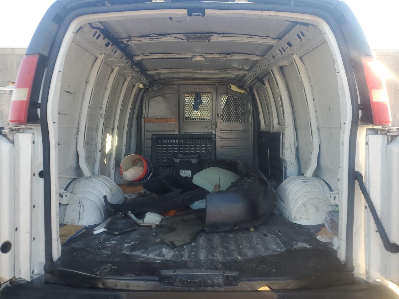 2011 Chevrolet Express - Image 10