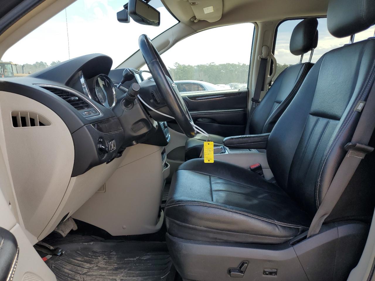 2015 Chrysler Town & Country - Image 7