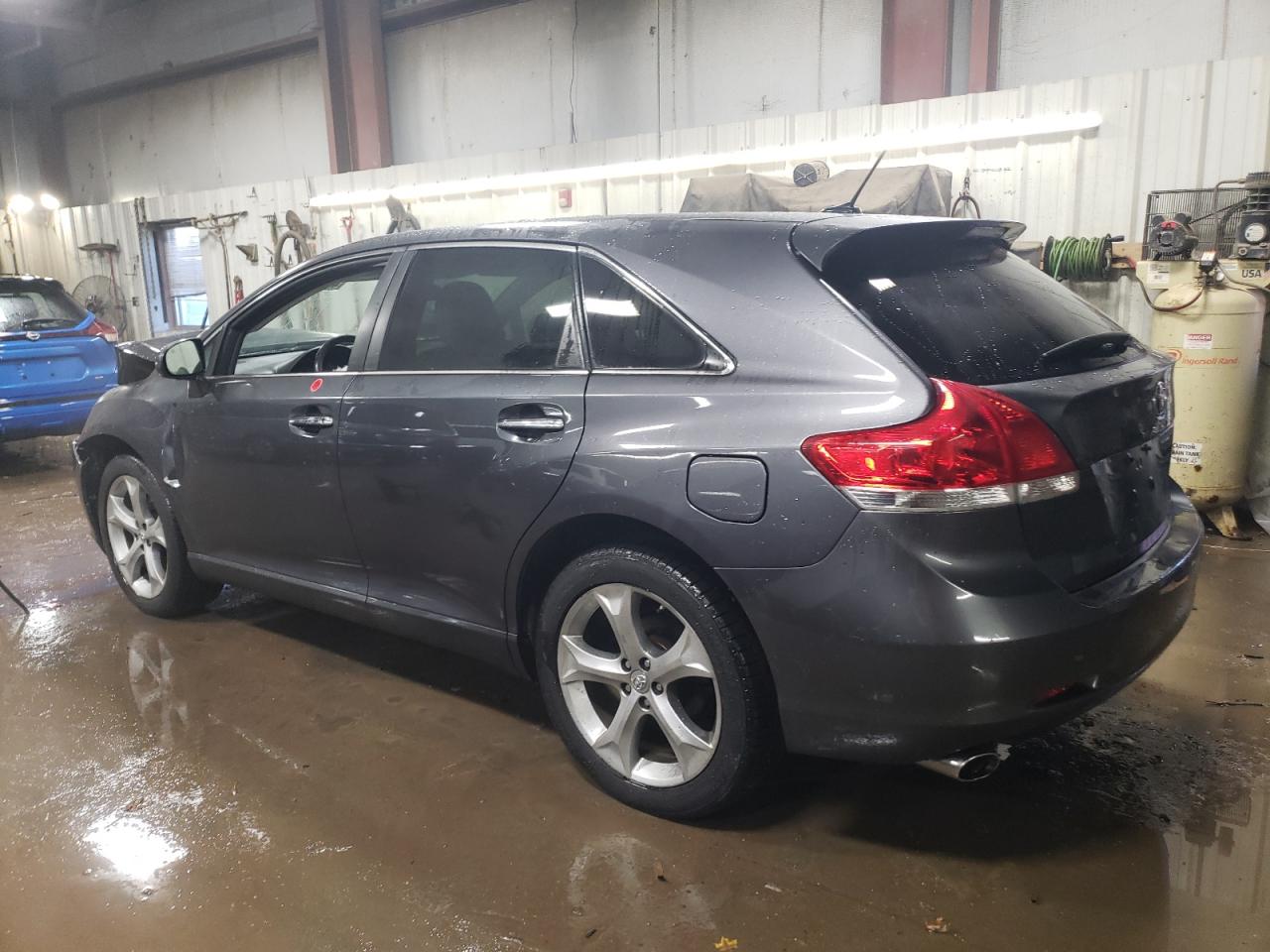 2011 Toyota Venza - Image 2