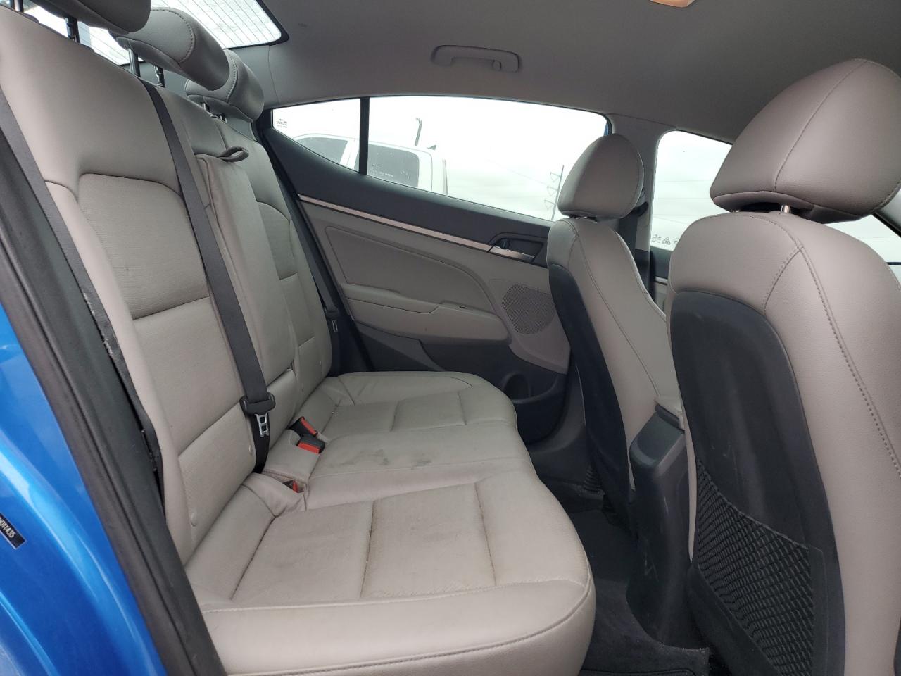2017 Hyundai Elantra - Image 10