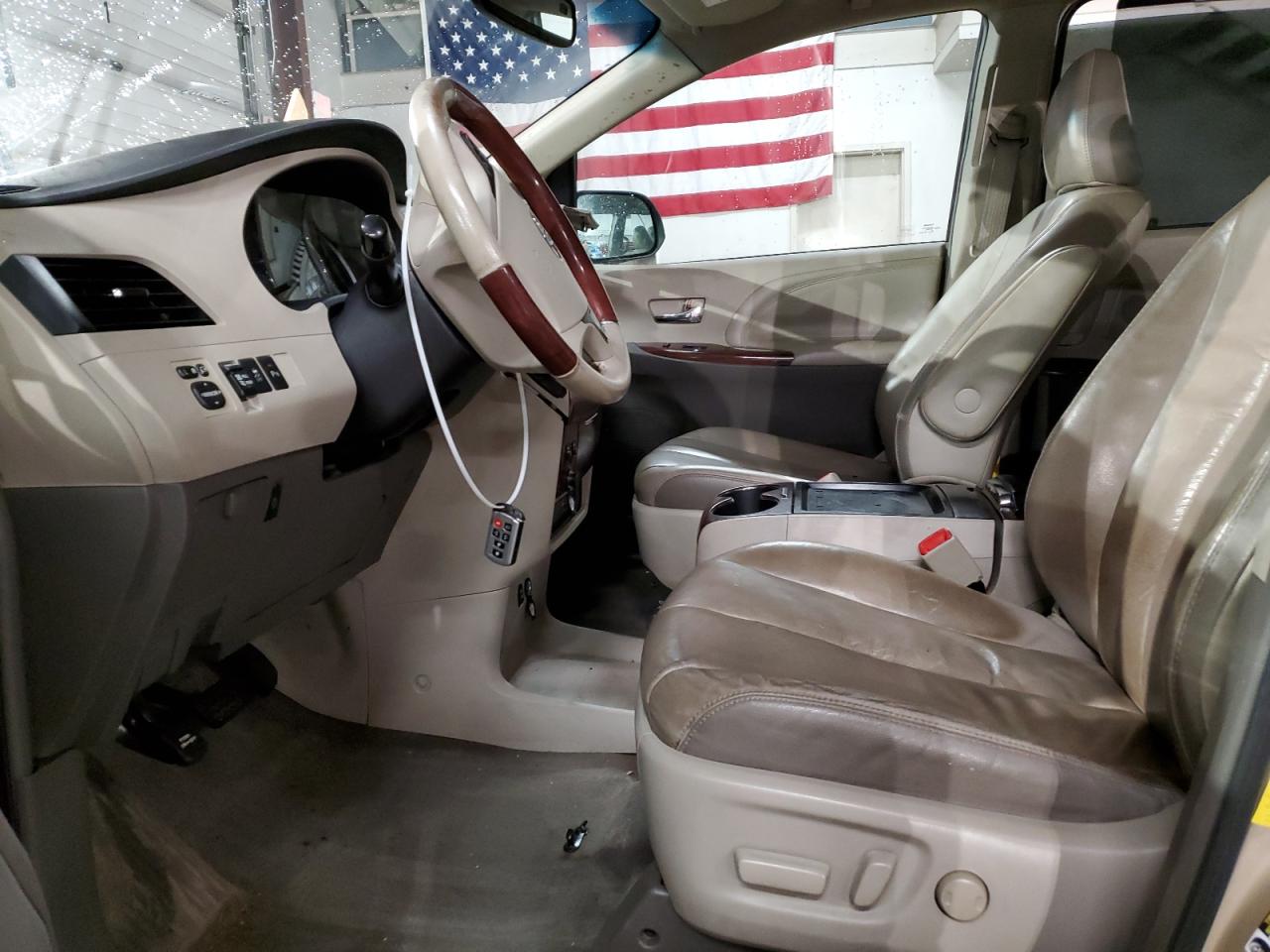 2012 Toyota Sienna - Image 7