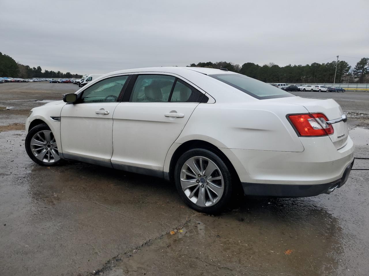 2010 Ford Taurus - Image 2