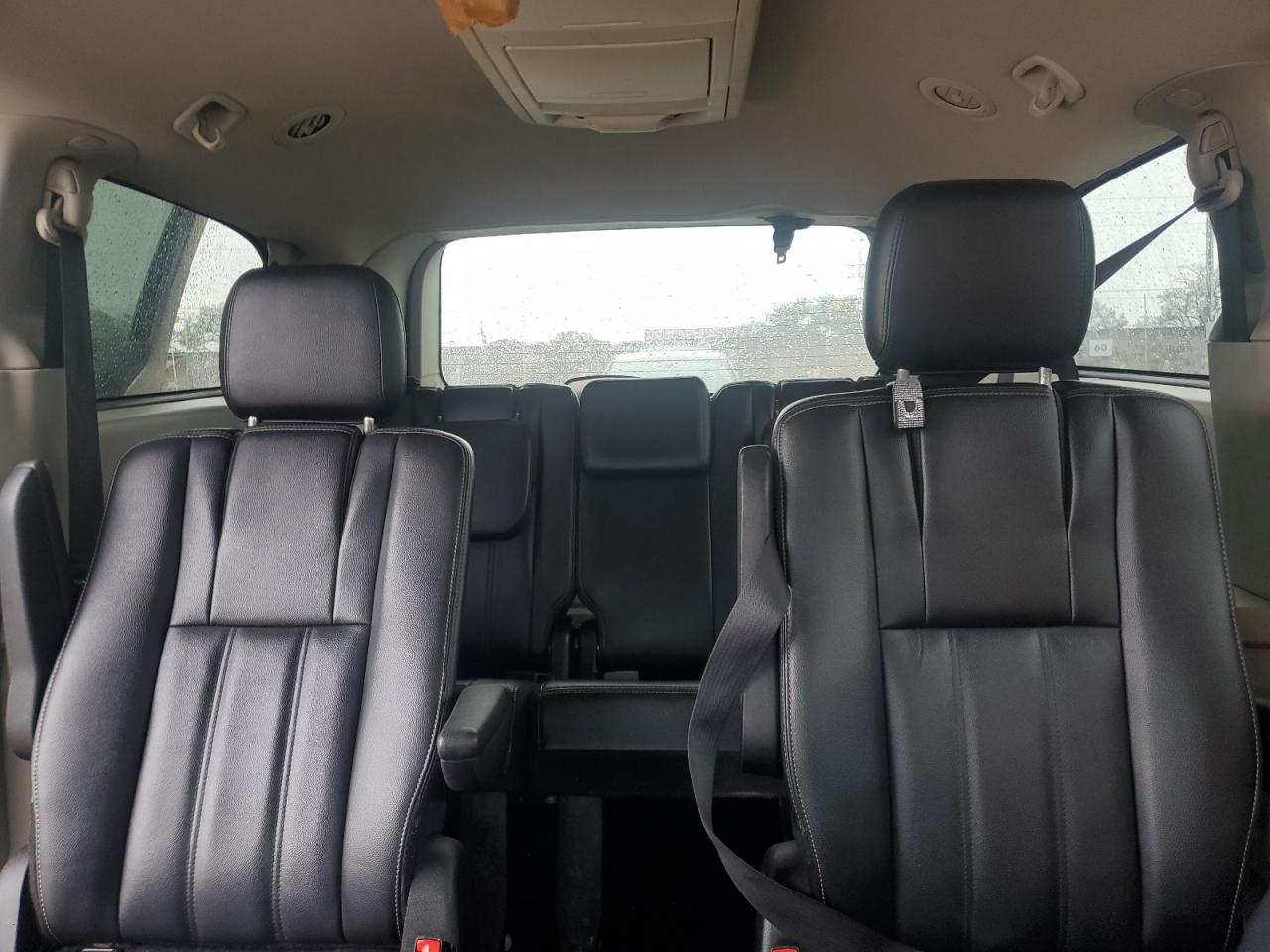 2015 Chrysler Town & Country - Image 10