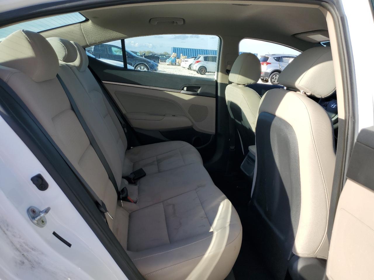 2017 Hyundai Elantra - Image 10
