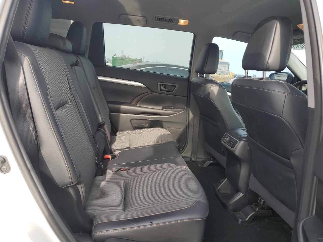 2016 Toyota Highlander - Image 11