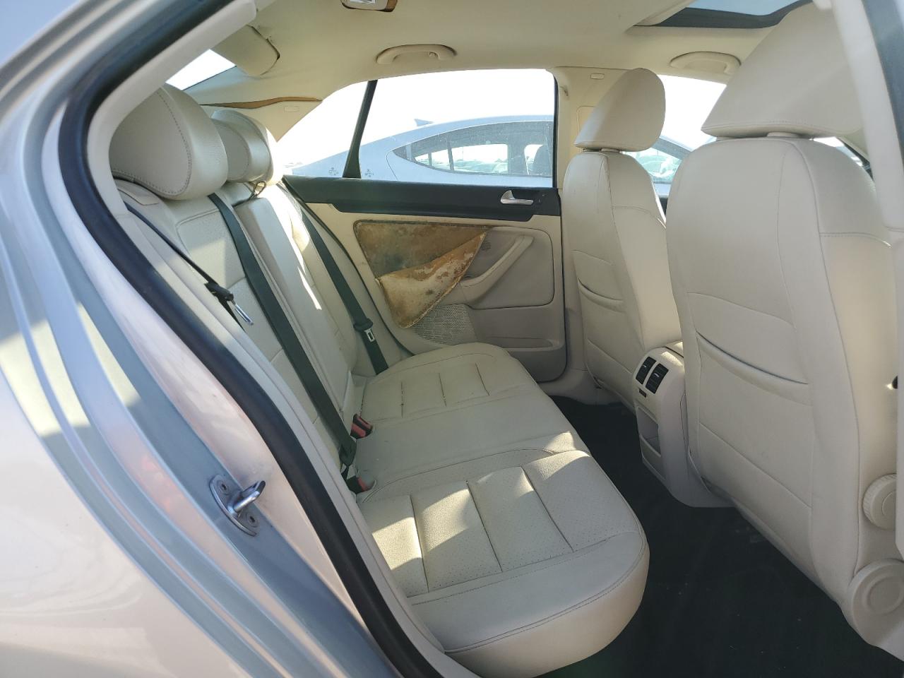 2010 Volkswagen Jetta - Image 10
