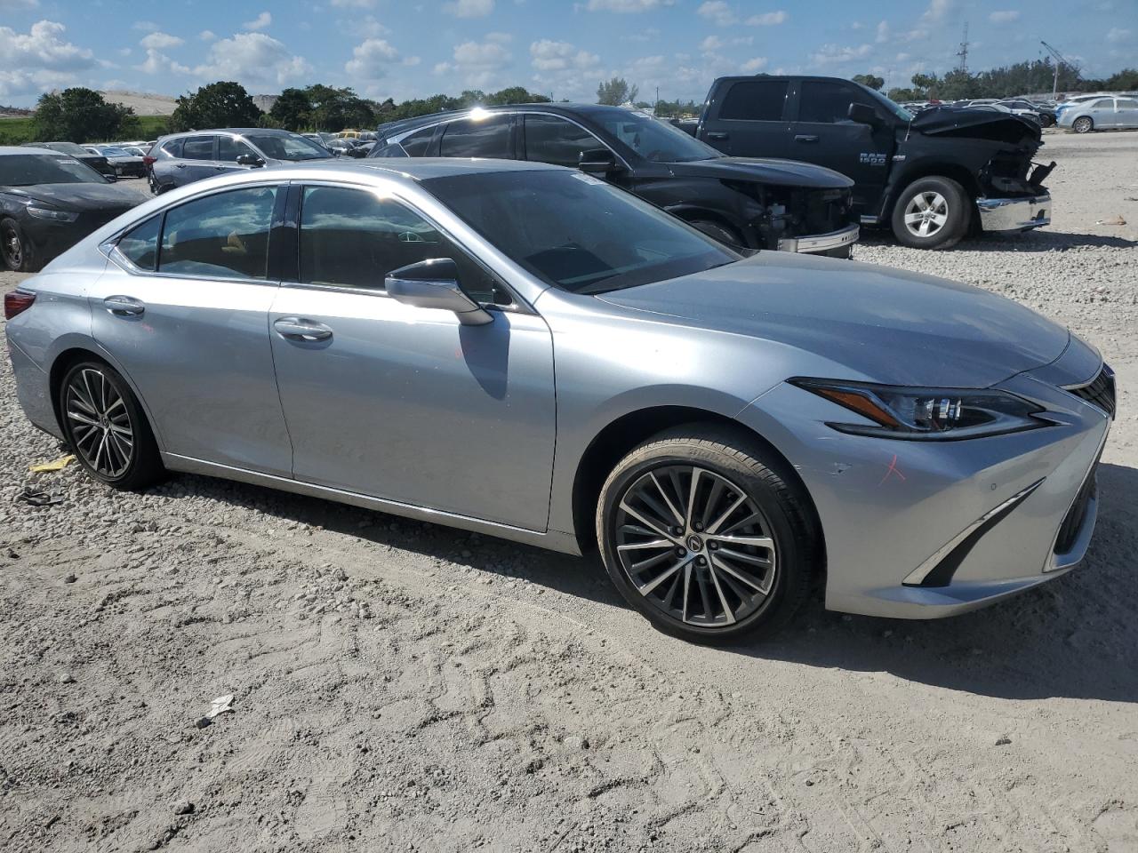 2022 Lexus ES - Image 4