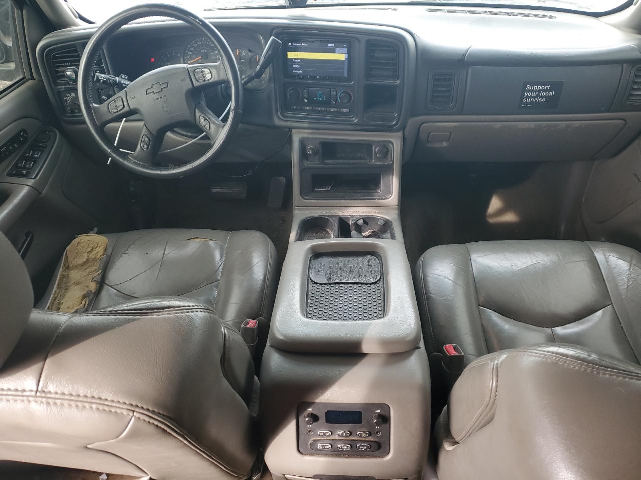 2004 Chevrolet Suburban - Image 8
