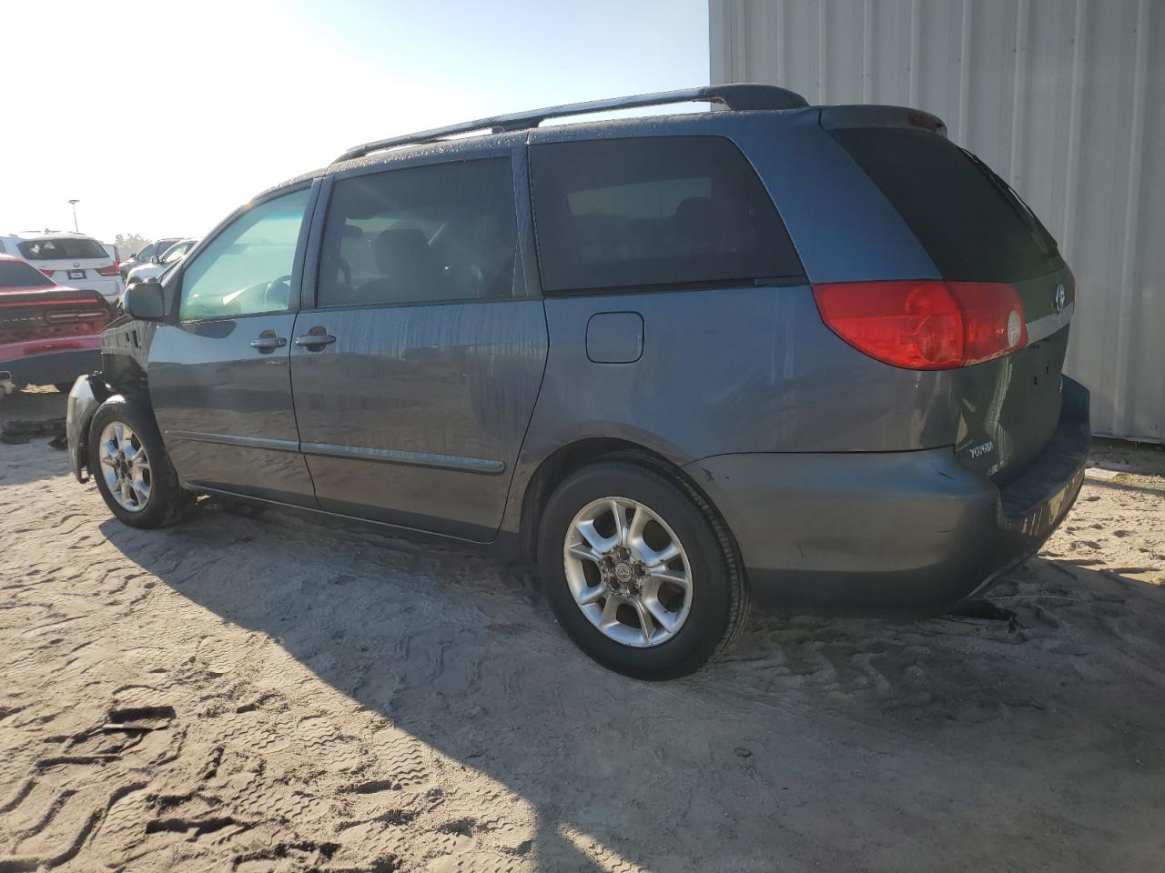 2008 Toyota Sienna - Image 2