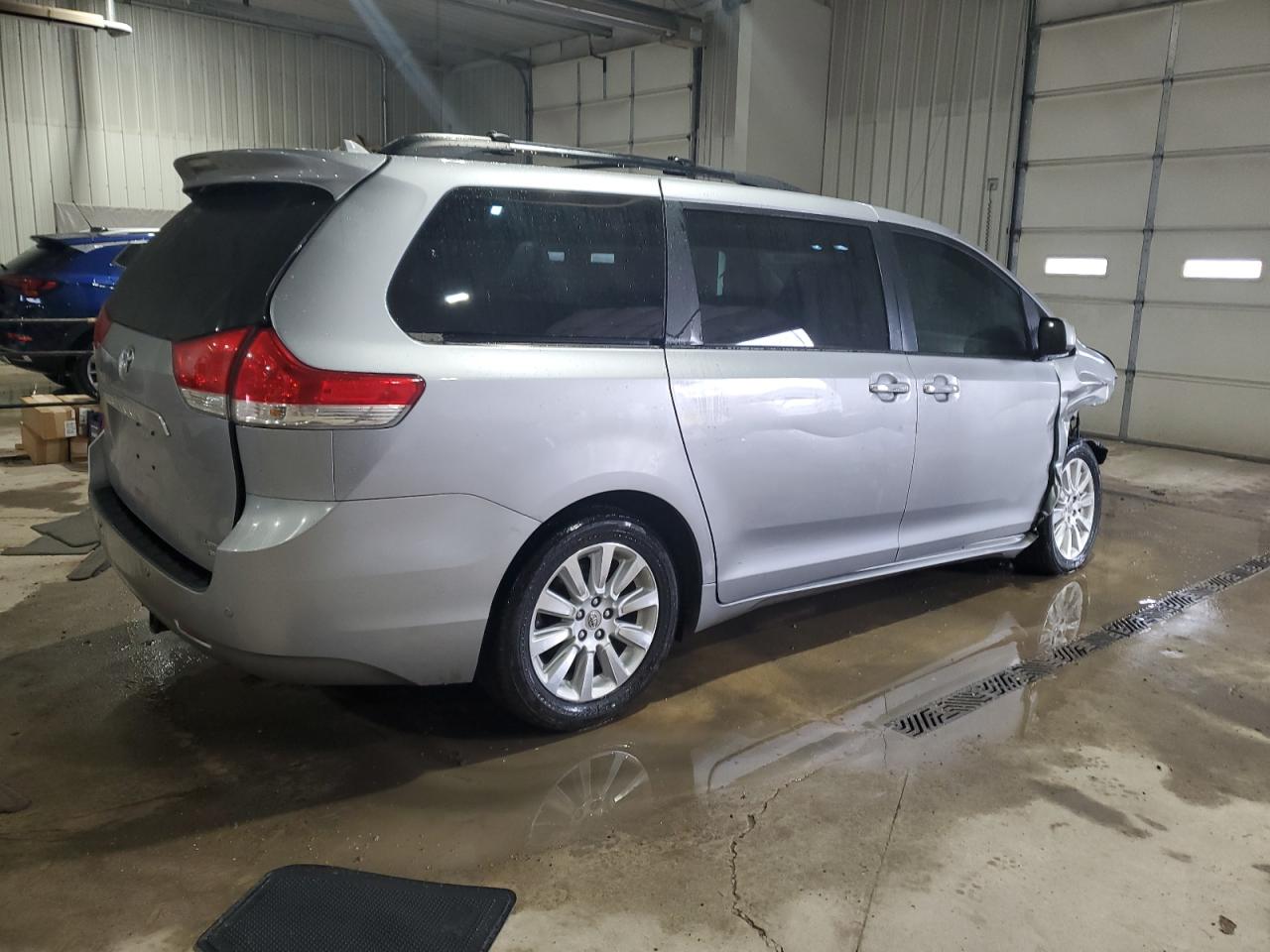 2012 Toyota Sienna - Image 3