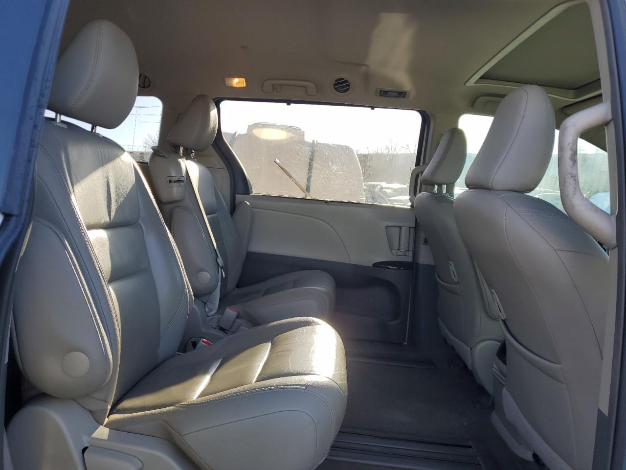 2017 Toyota Sienna - Image 11