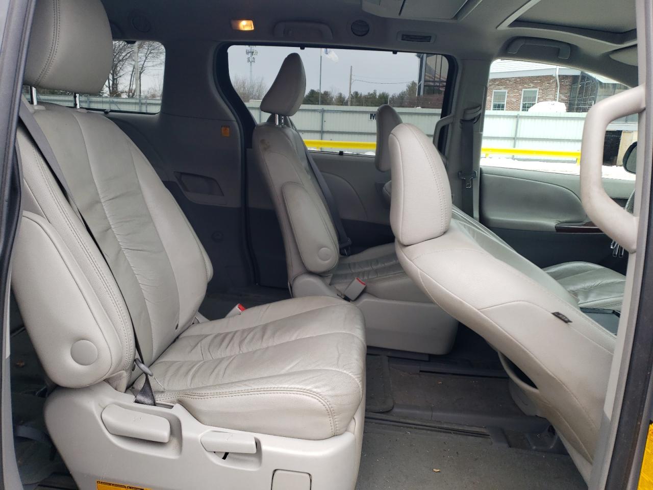 2011 Toyota Sienna - Image 11